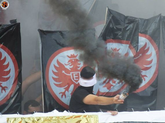 Die Drohnen sollen auch im Donaustadion, in dem SGE-Fans diese Pyroaktion zeigten, eingesetzt und zum Zoomen in der Lage gewesen sein. Bild: Unterwegs in Sachen Fussball - www.uisf.de