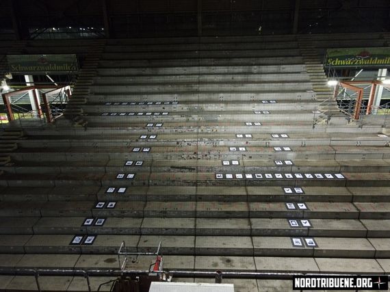 Fotos der 74 verstorbenen Al-Ahly-Fans auf der Nordtribüne Freiburg. Bild Nordtribuene.org