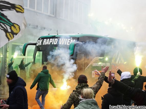 Verabschiedung der SK Rapid-Spieler am Samstag vor Abfahrt nach Salzburg.<br />Bild: brucki.blogspot.com“><figcaption>Verabschiedung der SK Rapid-Spieler am Samstag vor Abfahrt nach Salzburg.<br />Bild: brucki.blogspot.com</figcaption></figure>
            </div>

                    </article>

                <section class=