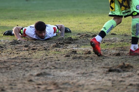 Wegen solcher Platzverhältnisse muss Sturm Graz nach Klagenfurt ausweichen.<br />Bild: SturmTifo.com“><figcaption>Wegen solcher Platzverhältnisse muss Sturm Graz nach Klagenfurt ausweichen.<br />Bild: SturmTifo.com</figcaption></figure>
            </div>

                    </article>

                <section class=