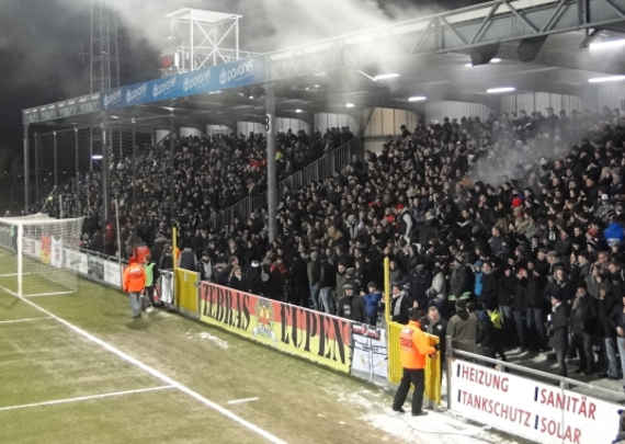 Dieses Bild zeigt die Zebras Eupen in Zeiten vor der Corona-Pandemie.<br />Bild: Groundhopping.de“><figcaption>Dieses Bild zeigt die Zebras Eupen in Zeiten vor der Corona-Pandemie.<br />Bild: Groundhopping.de</figcaption></figure>
            </div>

                    </article>

                <section class=