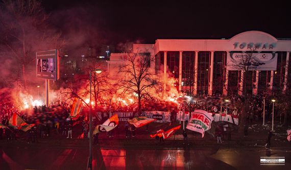 Legia-Fans zwischen Stadion und Torwar-Halle.<br />Bild: legionisci.com“><figcaption>Legia-Fans zwischen Stadion und Torwar-Halle.<br />Bild: legionisci.com</figcaption></figure>
<figure><img decoding=