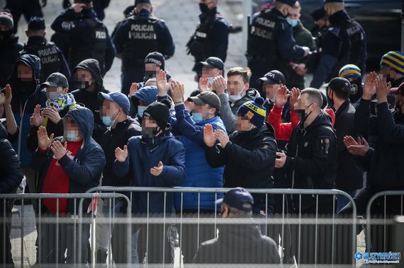 Arka-Fans beim Heimspiel gegen Górnik Łęczna.<br />    <button type=