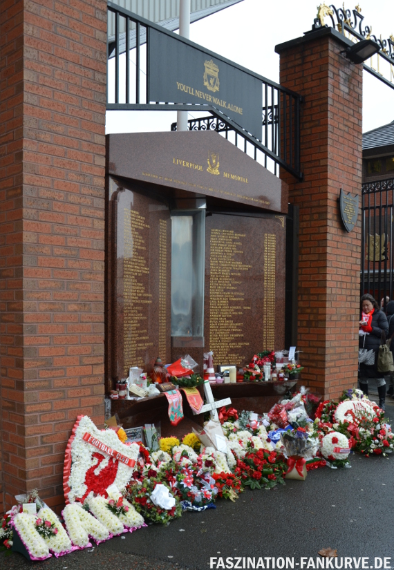 Vor dem Stadion des FC Liverpool wird den Opfern bis heute gedacht.<br />Bild: Faszination Fankurve“><figcaption>Vor dem Stadion des FC Liverpool wird den Opfern bis heute gedacht.<br />Bild: Faszination Fankurve</figcaption></figure>
            </div>

                    </article>

                <section class=