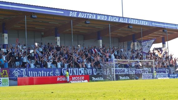 Fans von Austria Salzburg können voraussichtlich nur noch bis 2024 die Ränge der beliebten Tribüne füllen, auf der die Curva Viola aktuell beheimatet ist.<br />Bild: Ultras.at“><figcaption>Fans von Austria Salzburg können voraussichtlich nur noch bis 2024 die Ränge der beliebten Tribüne füllen, auf der die Curva Viola aktuell beheimatet ist.<br />Bild: Ultras.at</figcaption></figure>
            </div>

                    </article>

                <section class=