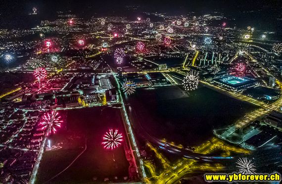 Die Ostkurve Bern feierte den Gewinn der vierten Meisterschaft in Folge mit diesem Feuerwerk.<br />Bild: ybforever.ch“><figcaption>Die Ostkurve Bern feierte den Gewinn der vierten Meisterschaft in Folge mit diesem Feuerwerk.<br />Bild: ybforever.ch</figcaption></figure>
            </div>

                    </article>

                <section class=