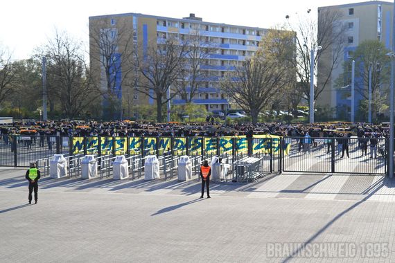 Braunschweig-Fans am Freitagabend hinterm Eintracht-Stadion. Bild: bs1895.de