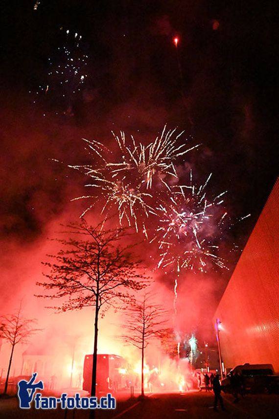 So nahmen die FC Luzern-Fans den Bus in Empfang.<br />Bild: fcl.fan-fotos.ch“><figcaption>So nahmen die FC Luzern-Fans den Bus in Empfang.<br />Bild: fcl.fan-fotos.ch</figcaption></figure>
            </div>

                    </article>

                <section class=