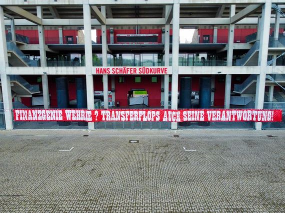 Spruchband hinter der Kölner Südkurve. Bild: privat