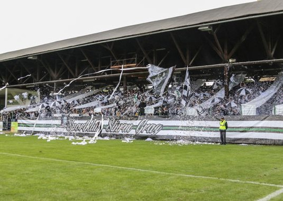 SK Sturm Graz-Fans auf der der Gruabn Tribüne.<br />Bild: SturmTifo.com“><figcaption>SK Sturm Graz-Fans auf der der Gruabn Tribüne.<br />Bild: SturmTifo.com</figcaption></figure>
            </div>

                    </article>

                <section class=