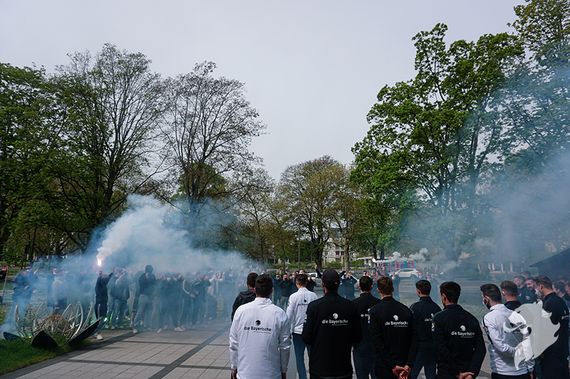 1860-Ultras am Samstag vorm Mannschaftshotel in Wiesbaden. Bild: muenchnerloewen.de