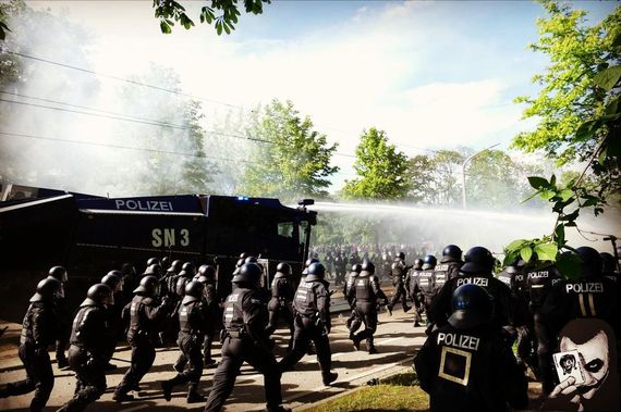 Einer der vielen Wasserwerfer-Einsätze. Bild: jokersradeberg.de