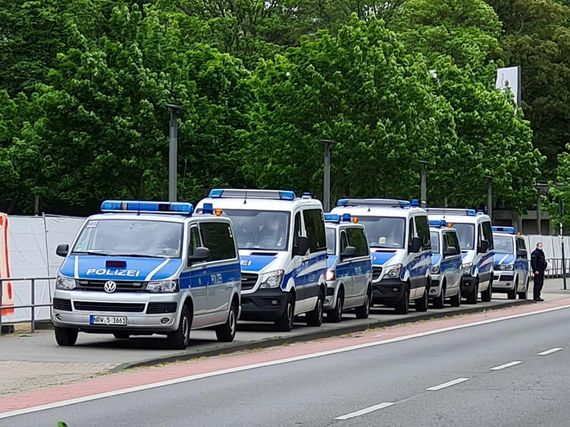 Ein Großaufgebot der Polizei ist am Müngersdorfer Stadion vor Ort. Bild: Susanne Blondundblau auf Schalke
