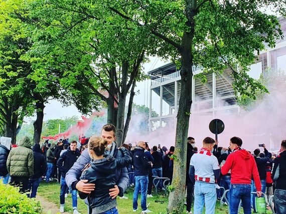 Köln-Fans konnten sich durch den Sieg gegen Schalke zumindest über die Relegation freuen. Bild: Senfkutte