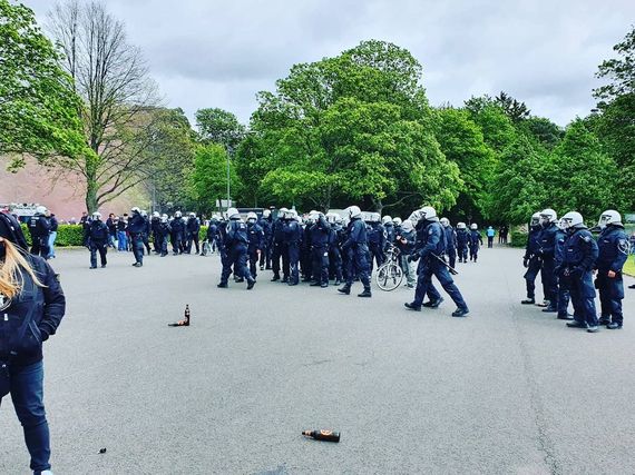 Die Polizei räumte die Junkersdorfer Straße und den Parkplatz während der 2. Halbzeit. Bild: Senfkutte