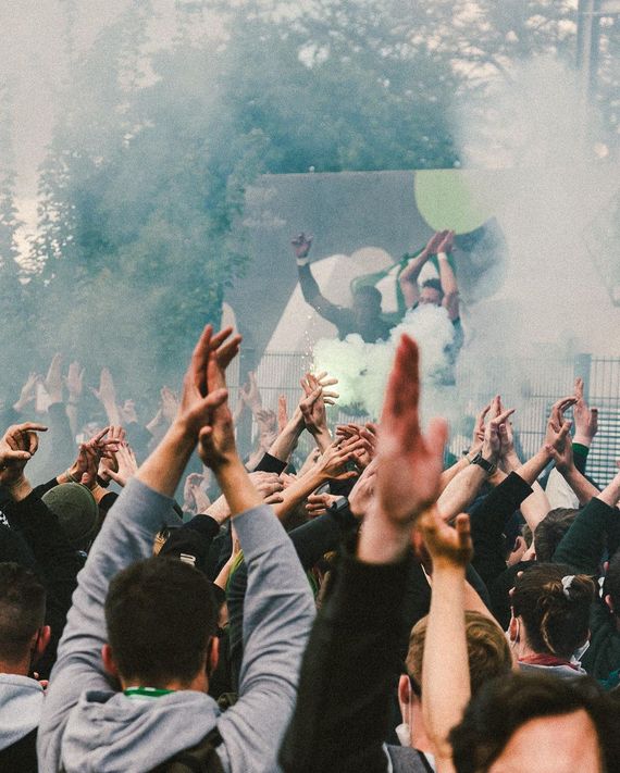 Fans und Spieler feierten gemeinsam die Rückkehr in die 1. Bundsliga. Bild: spvgg-fuerth.com