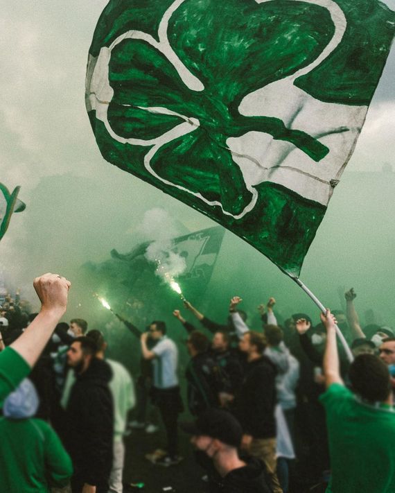 Kleeblatt-Fans vorm Ronhof. Bild: spvgg-fuerth.com
