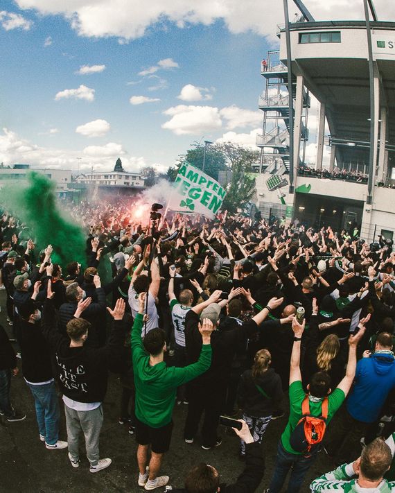 Fans und Spieler feierten gemeinsam die Rückkehr in die 1. Bundsliga. Bild: spvgg-fuerth.com