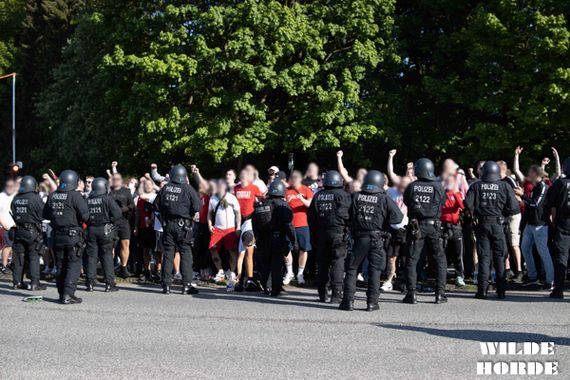 Support der Kölner Fans in Kiel. Bild: WH96.de