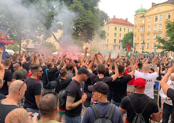 Ungarische Fans gestern am Wiener Platz in München. Schon dort gab es homophobe Gesänge. Bild: Mücke