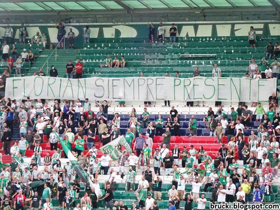 Spruchband in gedenken an den ermordeten Fans.<br />Bild: brucki.blogspot.com“><figcaption>Spruchband in gedenken an den ermordeten Fans.<br />Bild: brucki.blogspot.com</figcaption></figure>
<figure><img decoding=