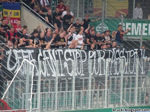 Spruchband im Gästeblock.<br />Bild: brucki.blogspot.com“><figcaption>Spruchband im Gästeblock.<br />Bild: brucki.blogspot.com</figcaption></figure>
<figure><img decoding=