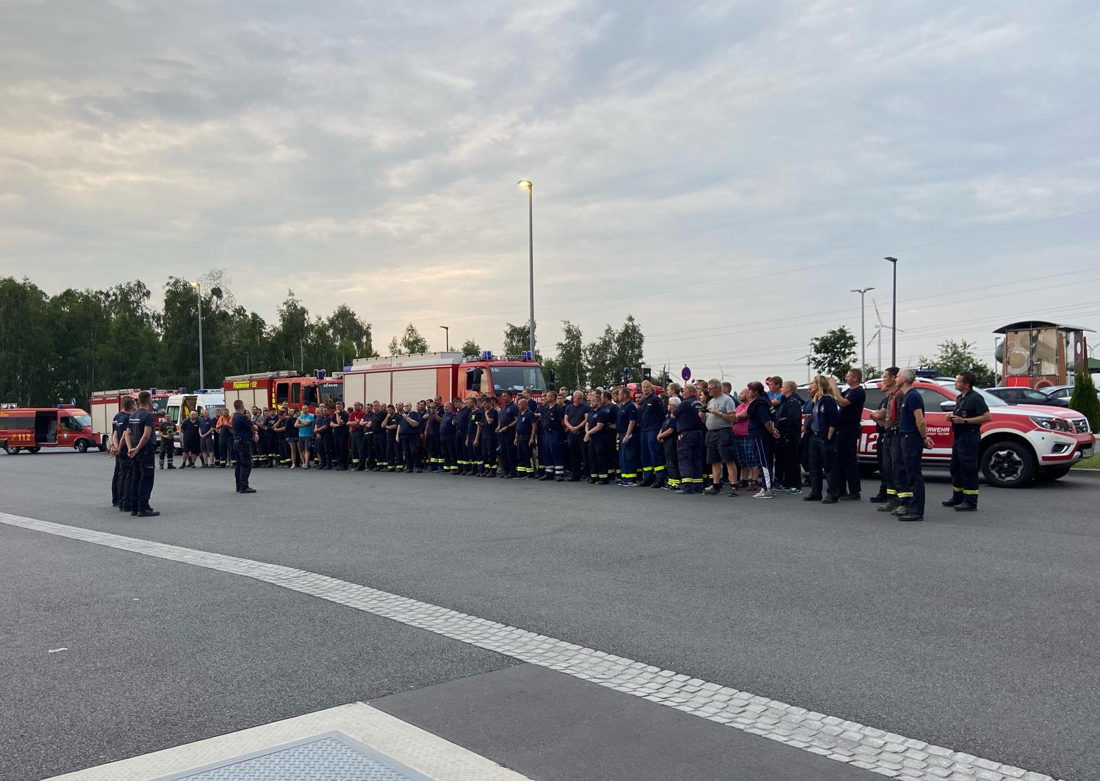 Die Einsatzkräfte von Feuerwehr und Co. auf dem Rastplatz, auf dem die BFC-Fans ein Lied anstimmten. Bild: privat