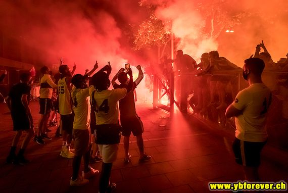 Am 31. Juli 2020 wurden die Young Boys in Sion Meister. Fans waren damals nicht zugelassen.<br />Bild: ybforever.ch“><figcaption>Am 31. Juli 2020 wurden die Young Boys in Sion Meister. Fans waren damals nicht zugelassen.<br />Bild: ybforever.ch</figcaption></figure>
            </div>

                    </article>

                <section class=
