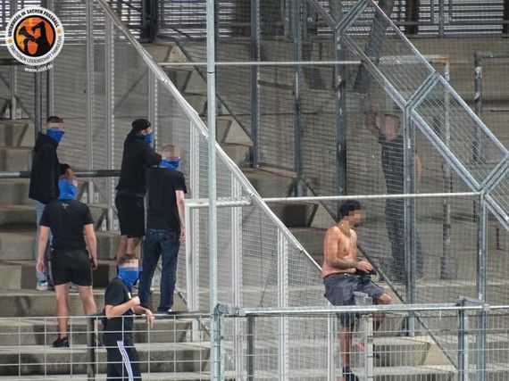 Pöbeleien zwischen beiden Fanlagern nach Abpfiff. Die Polizei schritt ein. Bild: Unterwegs in Sachen Fußball