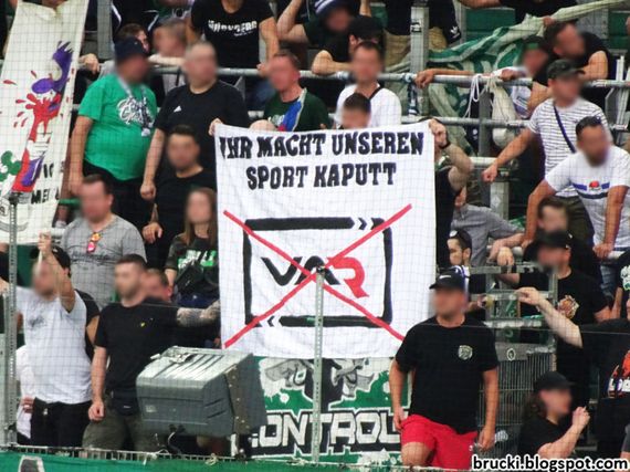 Botschaft gegen den VAR im Block West am gestrigen Sonntag beim Rapid-Heimspiel gegen Ried<br />Bild: brucki.blogspot.com“><figcaption>Botschaft gegen den VAR im Block West am gestrigen Sonntag beim Rapid-Heimspiel gegen Ried<br />Bild: brucki.blogspot.com</figcaption></figure>
            </div>

                    </article>

                <section class=