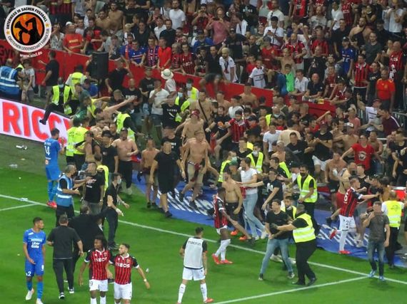 Nachdem in der 74. Minute Gegenstände in Richtung des OM-Spielers flogen, warf dieser einen Gegenstand zurück.<br />Bild: Unterwegs in Sachen Fussball“><figcaption>Nachdem in der 74. Minute Gegenstände in Richtung des OM-Spielers flogen, warf dieser einen Gegenstand zurück.<br />Bild: Unterwegs in Sachen Fussball</figcaption></figure>
<figure><img decoding=