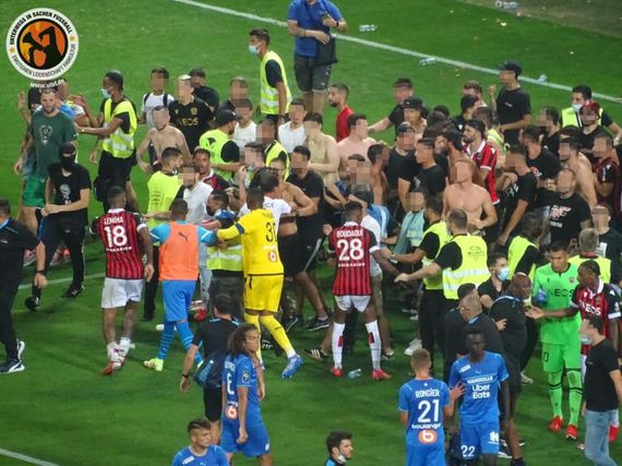 OGC Nice-Fans betraten den Innenraum.<br />    <button type=