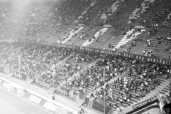Die Gedenkbotschaft für Ossi-Maik auf der Nordtribüne. Bild: puelle04