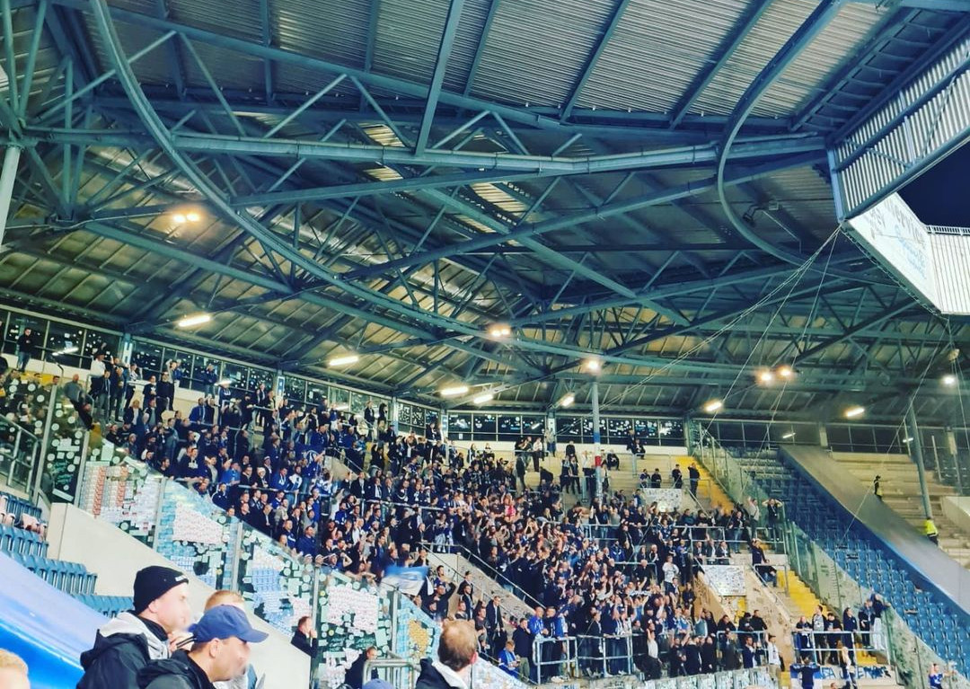Der mit Schalke-Fans gefüllte Gästeblock im Ostseestadion. Bild: stb_1965