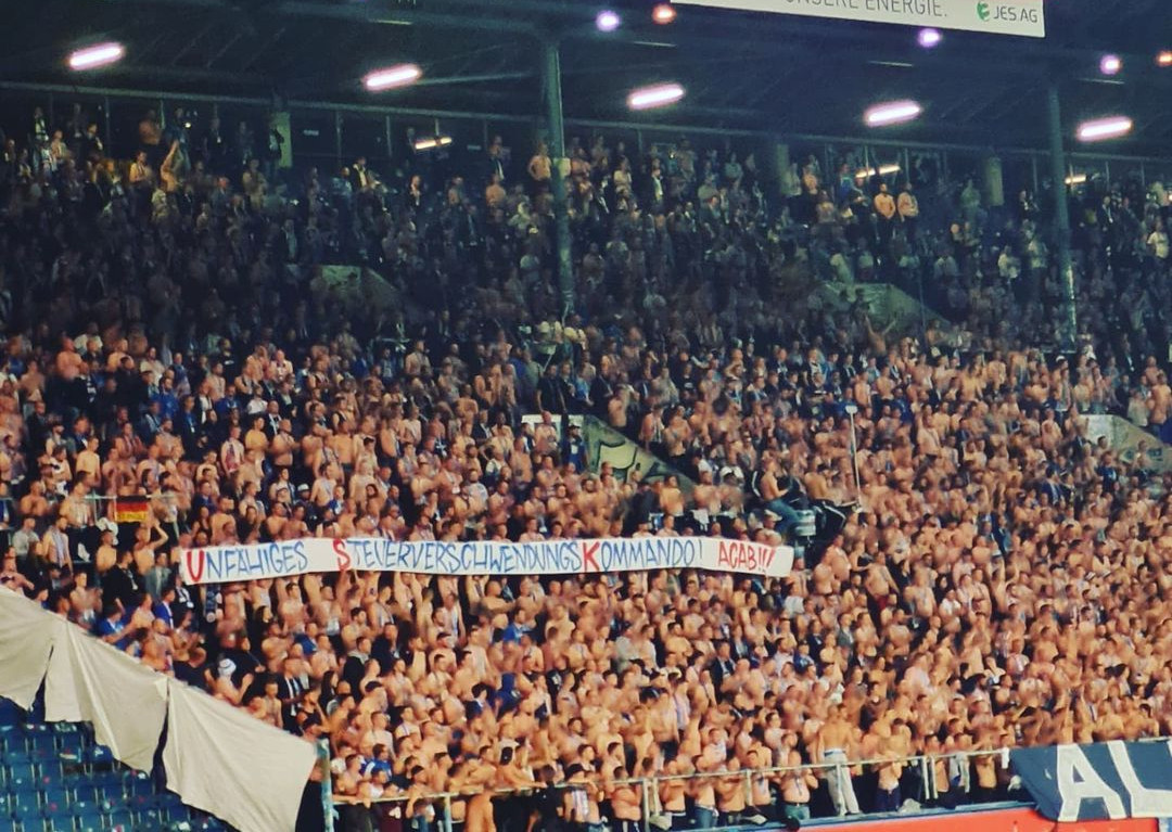 Spruchband auf der Südtribüne Rostock gegen die Polizei. Bild: stb_1965