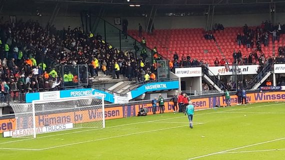 Im Gästeblock stürzten die ersten Reihen ein.<br />Bild: seeyou“><figcaption>Im Gästeblock stürzten die ersten Reihen ein.<br />Bild: seeyou</figcaption></figure>
<figure><img decoding=