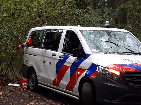 Ein Polizeiauto wurde demoliert.<br />    <button type=