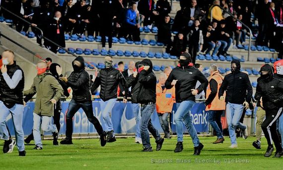 In der Halbzeitpause griffen Kölner Fans die Anhänger vom KRC Genk an.<br />Bild: Fuppes muss dreckig bleiben“><figcaption>In der Halbzeitpause griffen Kölner Fans die Anhänger vom KRC Genk an.<br />Bild: Fuppes muss dreckig bleiben</figcaption></figure>
            </div>

                    </article>

                <section class=