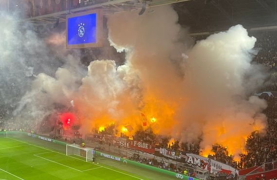 Die Pyroaktion der Ajax-Fans.<br />    <button type=