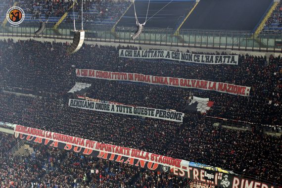 Die Spruchbänder in der Curva Sud.<br />Bild: Unterwegs in Sachen Fussball“><figcaption>Die Spruchbänder in der Curva Sud.<br />Bild: Unterwegs in Sachen Fussball</figcaption></figure>
<figure><img decoding=