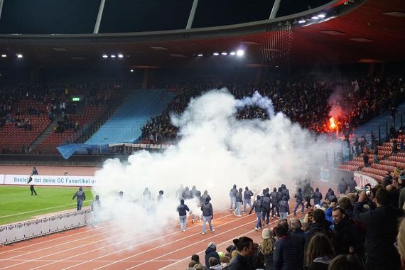 FC Zürich-Fans am 23.10.2021 auf dem Weg Richtung Grasshopper Club-Fans. Im Nachgang der Vorfälle entfachte sich in der Schweiz eine Sicherheitsdebatte.<br />Bild: stadionmomente“><figcaption>FC Zürich-Fans am 23.10.2021 auf dem Weg Richtung Grasshopper Club-Fans. Im Nachgang der Vorfälle entfachte sich in der Schweiz eine Sicherheitsdebatte.<br />Bild: stadionmomente</figcaption></figure>
            </div>

                    </article>

                <section class=