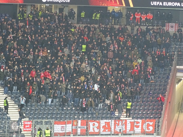 Royal Antwerpen FC-Fans am Donnerstag im Frankfurter Waldstadion.<br />Bild: eintr8-4ever.de“><figcaption>Royal Antwerpen FC-Fans am Donnerstag im Frankfurter Waldstadion.<br />Bild: eintr8-4ever.de</figcaption></figure>
            </div>

                    </article>

                <section class=