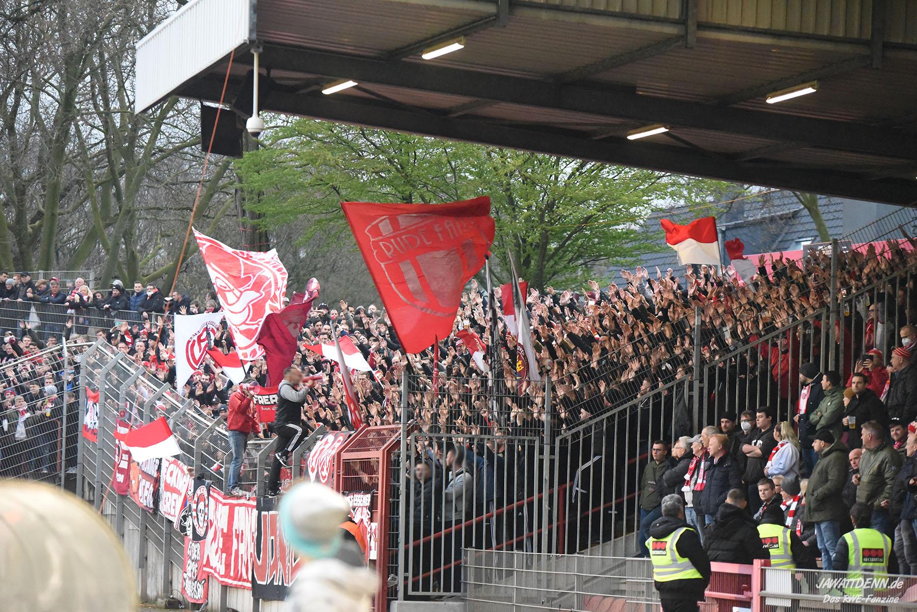 Gästefans | Rot-Weiß Oberhausen – Rot-Weiss Essen (05.04.2022) 1-1