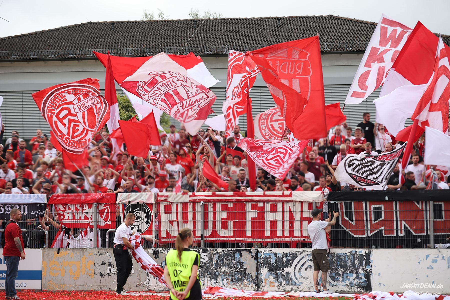Gästefans | SpVgg Bayreuth – Rot-Weiss Essen (27.08.2022) 1-1
