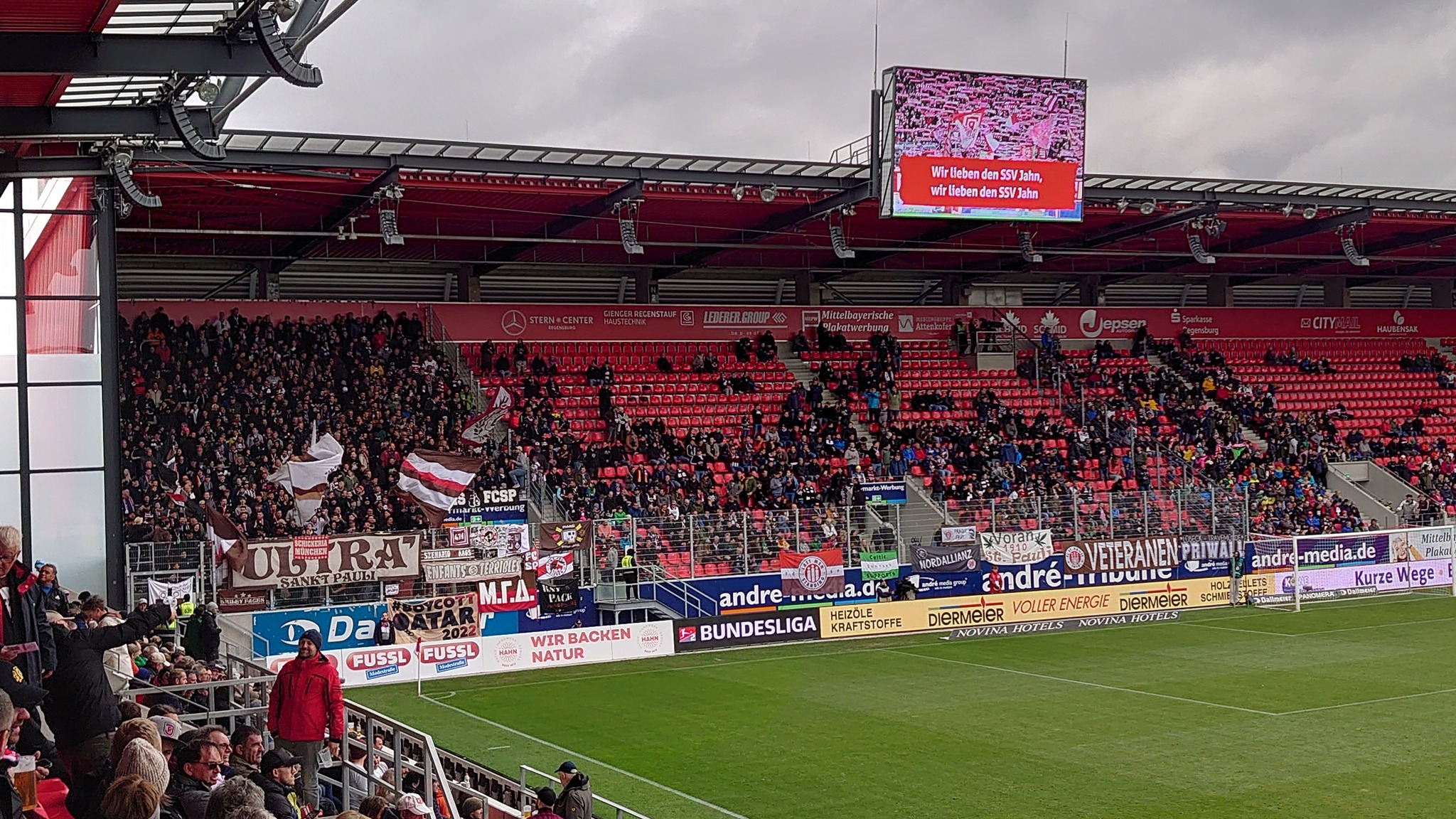 Gästefans | SSV Jahn Regensburg – FC St. Pauli (18.09.2022) 2-0