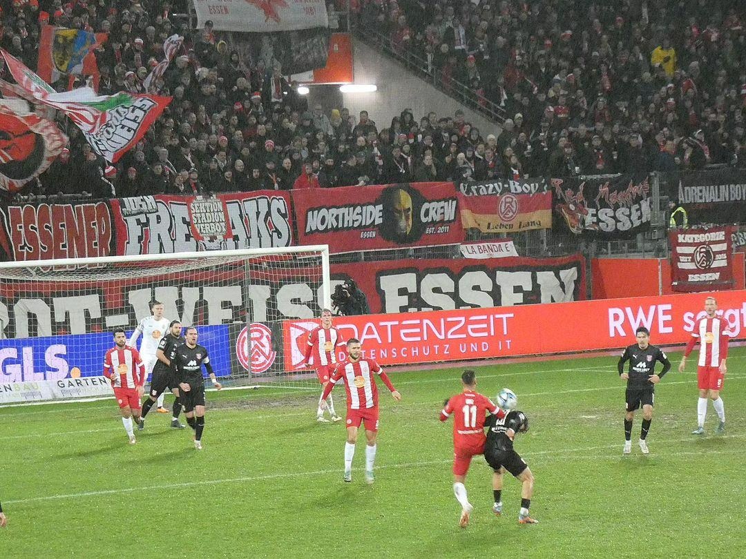 Heimfans | Rot-Weiss Essen -Hallescher FC (19.12.2023)