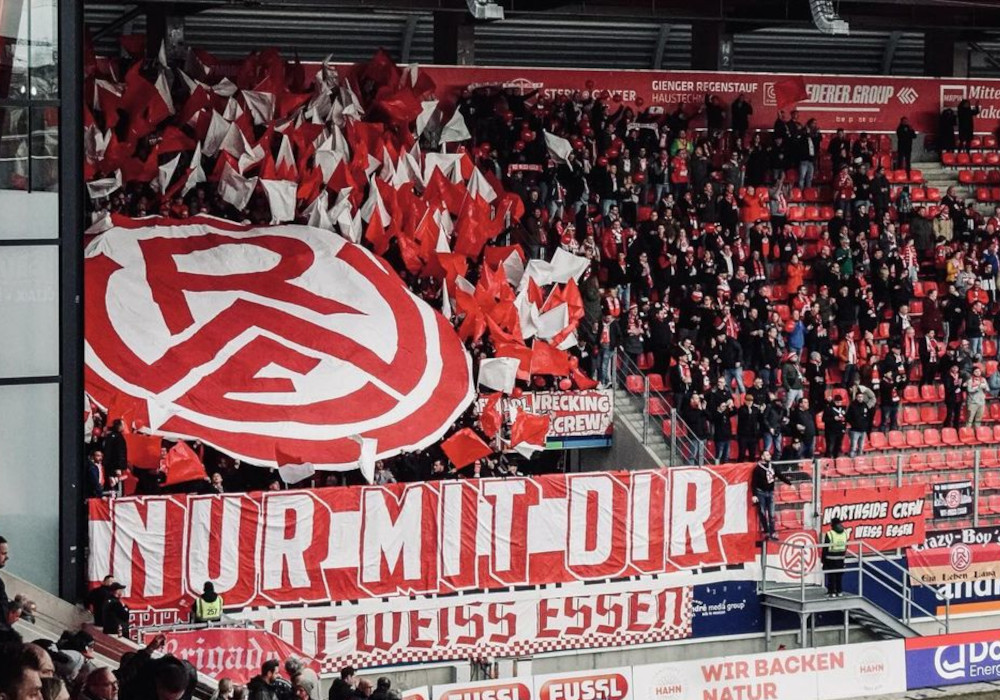 Gästefans | SSV Jahn Regensburg – Rot-Weiss Essen (10.02.2024) 1-3