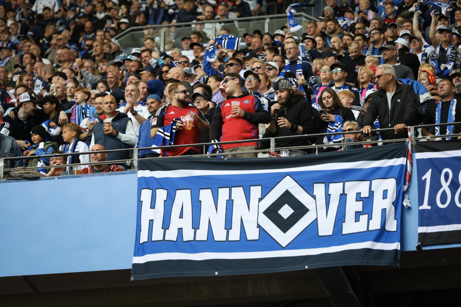 Hamburger SV – SSV Jahn Regensburg 5-0 (14)