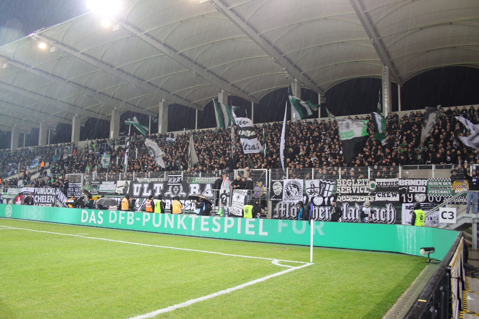 1. FC Saarbrücken – Borussia Mönchengladbach 2-1 (3)