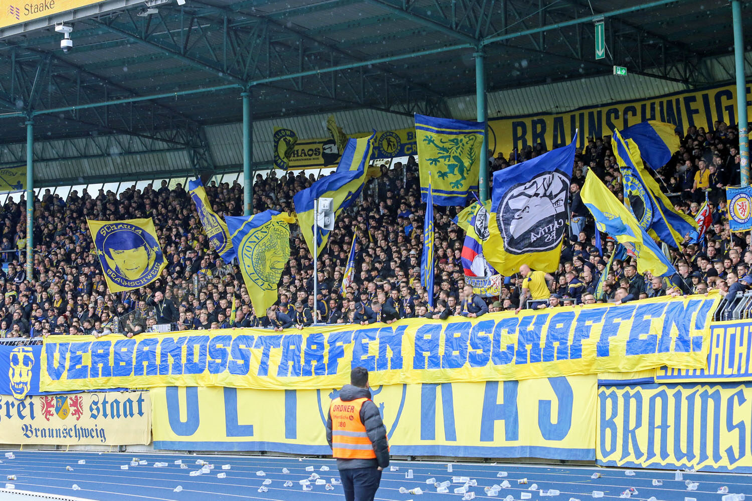 Eintracht Braunschweig – 1. FC Kaiserslautern 2-0 (6)